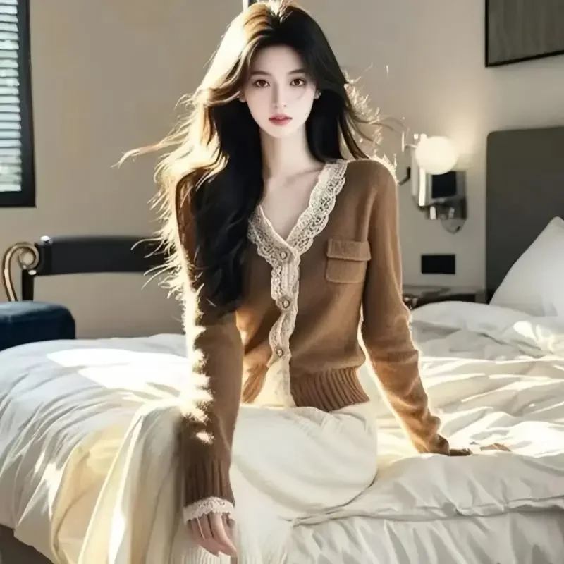 Коричневый шикарный свитер с v-образным вырезом и кружевными краями кардиган