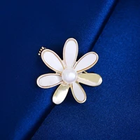 2022 new shell brooch cute little daisy anti lighting buckle freshwater pearl brooch brooch personality simple small pin