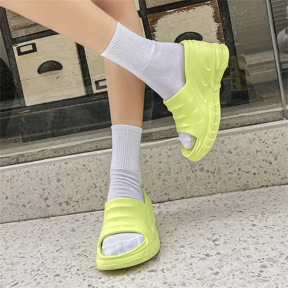 Осенние женские сандалии для спальни 43 летние шлепанцы обувь кроссовки