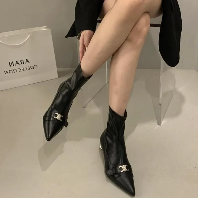 Ботильоны женские с заклепками и острым носком на молнии сзади осень 2024