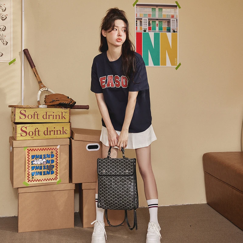 Женская футболка с коротким рукавом круглым вырезом и принтом букв