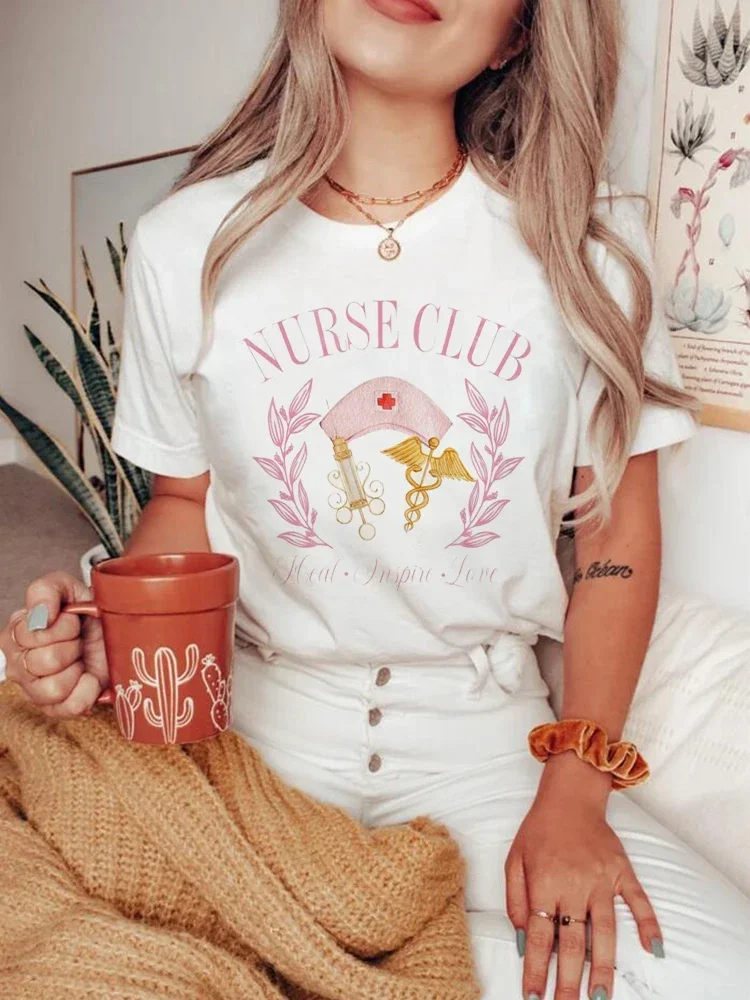 Повседневная женская футболка с мультяшным принтом. Стильный топ круглым