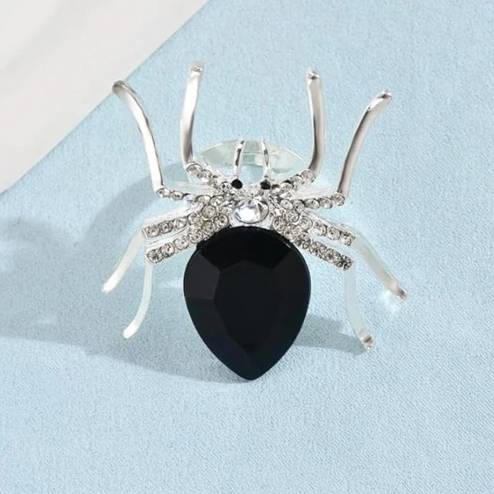 Женское кольцо в готическом стиле с кристаллом