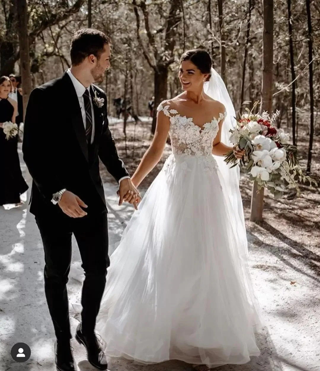 

Stunning Country Lace Tulle Bridal Dresses Sheer Neck Cap Sleeves Lace Appliques Wedding Gowns