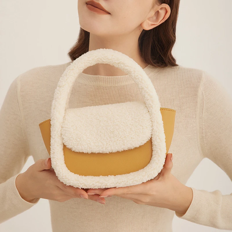 

Lamb wool hand-held shoulder slung leather women's bag new 2022 winter cowhide plush edge premium small square bag tide