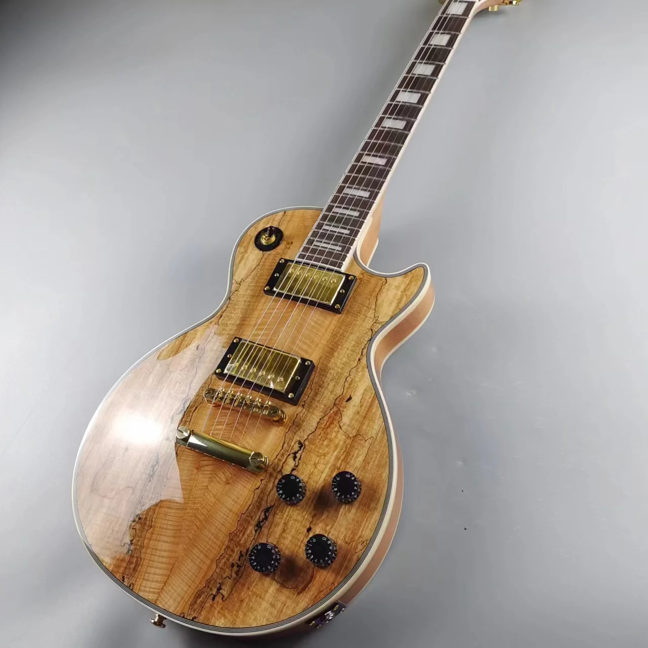 

Индивидуальная электрическая гитара с грязным деревянным шпоном, зернистость древесины в стиле ретро, задний корпус из натурального дерева, импортная краска, яркая фотогитара