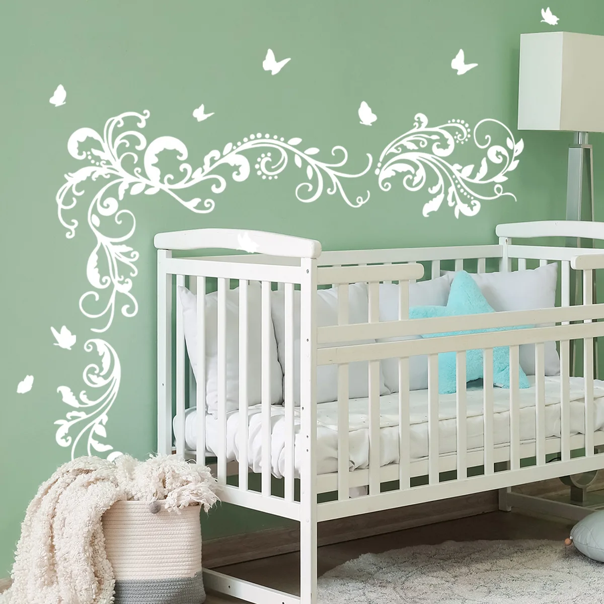 Самоклеящиеся обои с рисунком в виде белых цветов