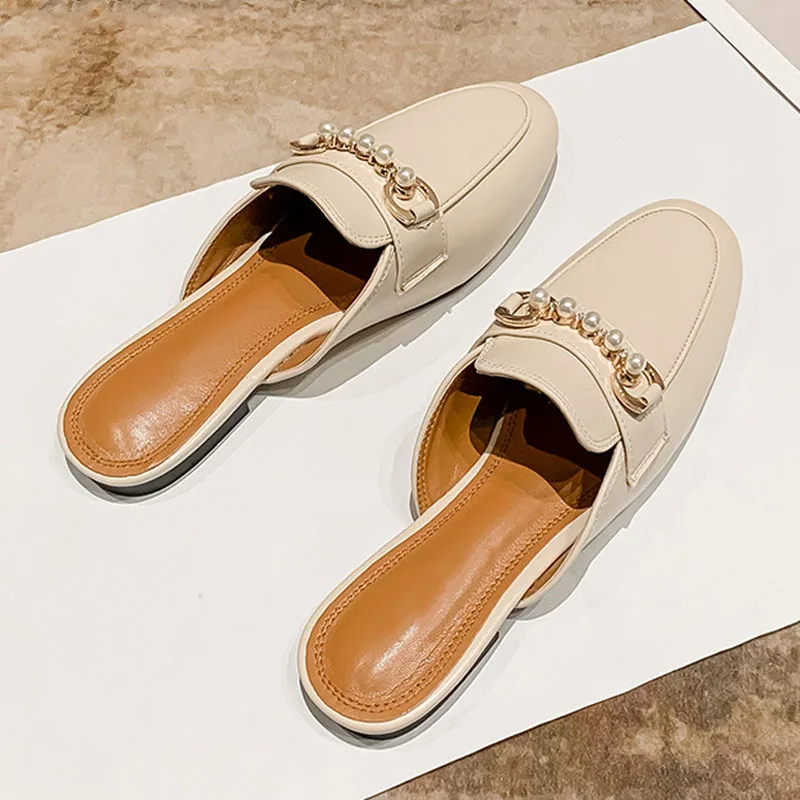 

Мюли женские с жемчужинами и металлической пряжкой, кожаные шлепанцы, сандалии на плоской подошве, Модные Дизайнерские летние туфли, 2022