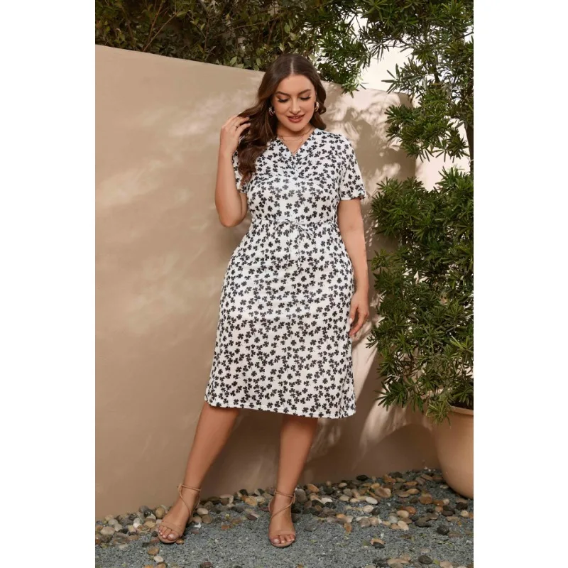 

Thenewhigh-endblackandwhiteplaidV-neckdress shows a slim European and American women's temperament with a large swing long skirt