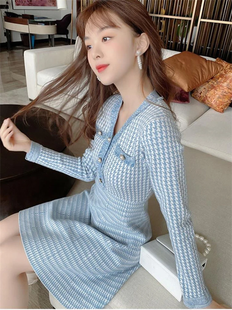 Женское трикотажное платье-трапеция с длинным рукавом и V-образным вырезом