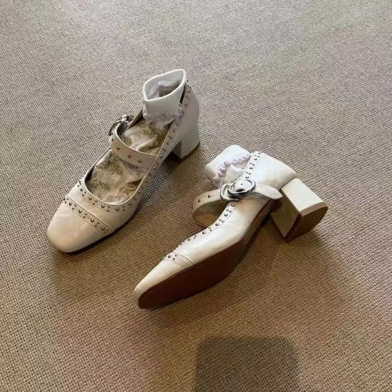 Новинка осени женские модные туфли с квадратным носком заклепками и