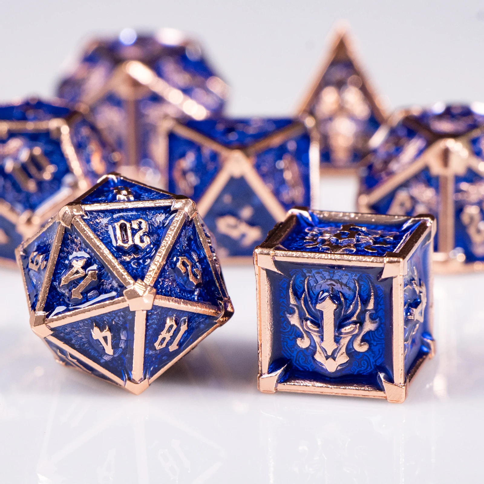 Набор многосторонних игральных костей с дизайном дракона и черепа