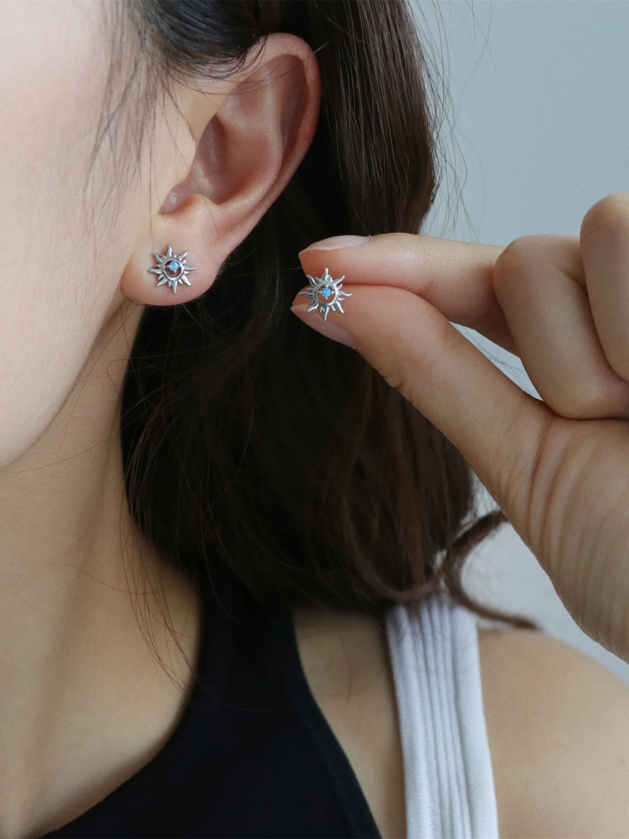 Due to Lack of Sting [Breaking Dawn] Серьги-гвоздики с синим солнцем и цирконием без пирсинга