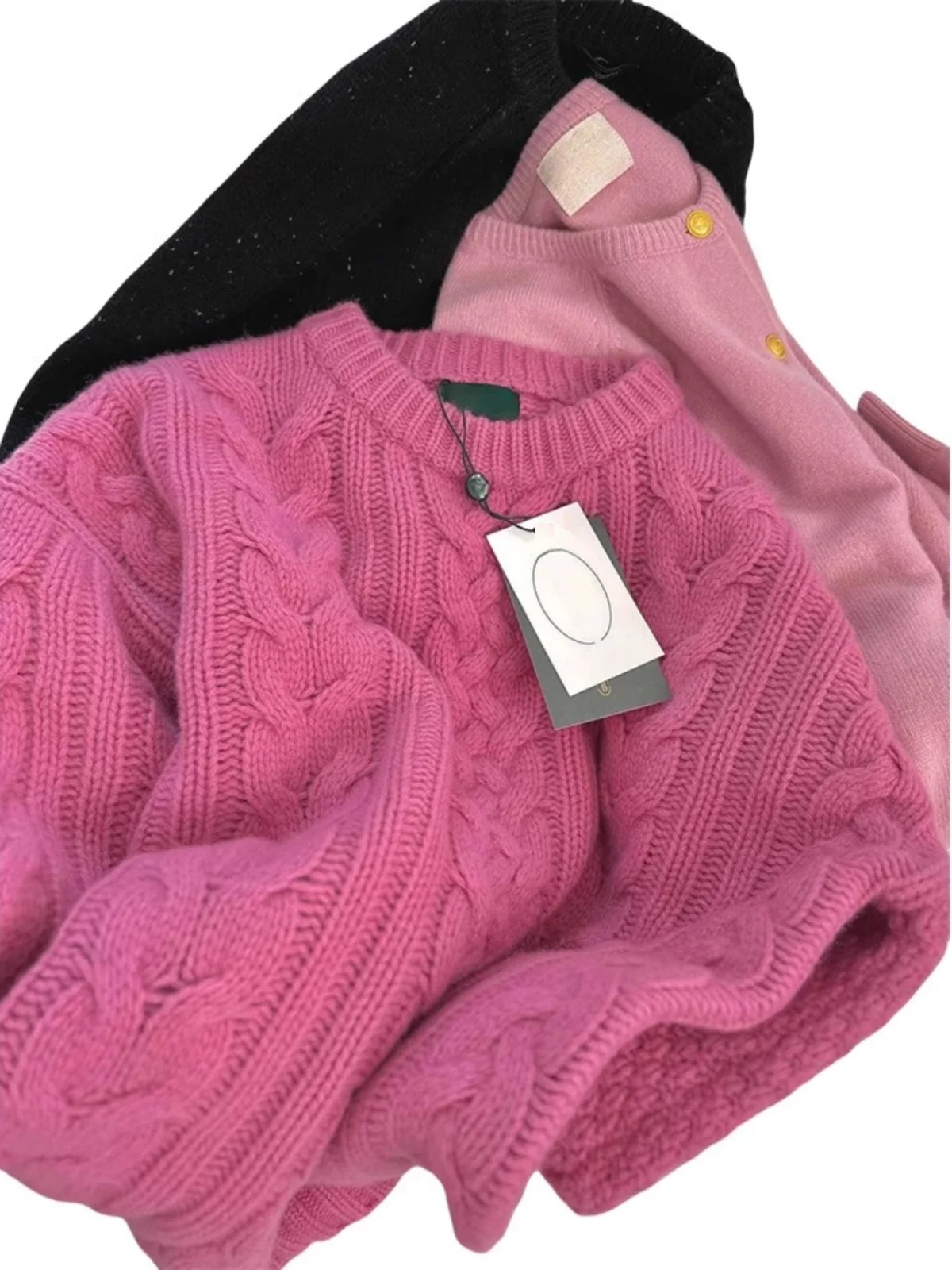 Поздний осенне-зимний свитер малинового цвета с круглым вырезом и витым цветком