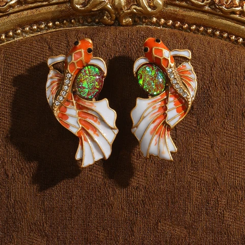 Серьги-гвоздики LOVE GREEN LIVE GREEN с красной рыбкой и опалом