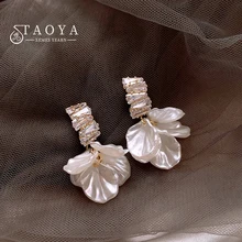 New High Class Imitation Shell White Flower Petal Pendant Earrings For Women‘s Fashion Design Jewelry Luxury Accessories in 2023