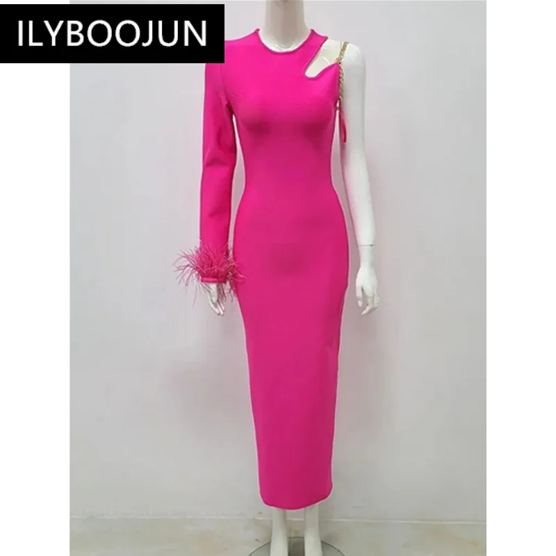 Женское облегающее платье с рукавами-цепочками и перьями