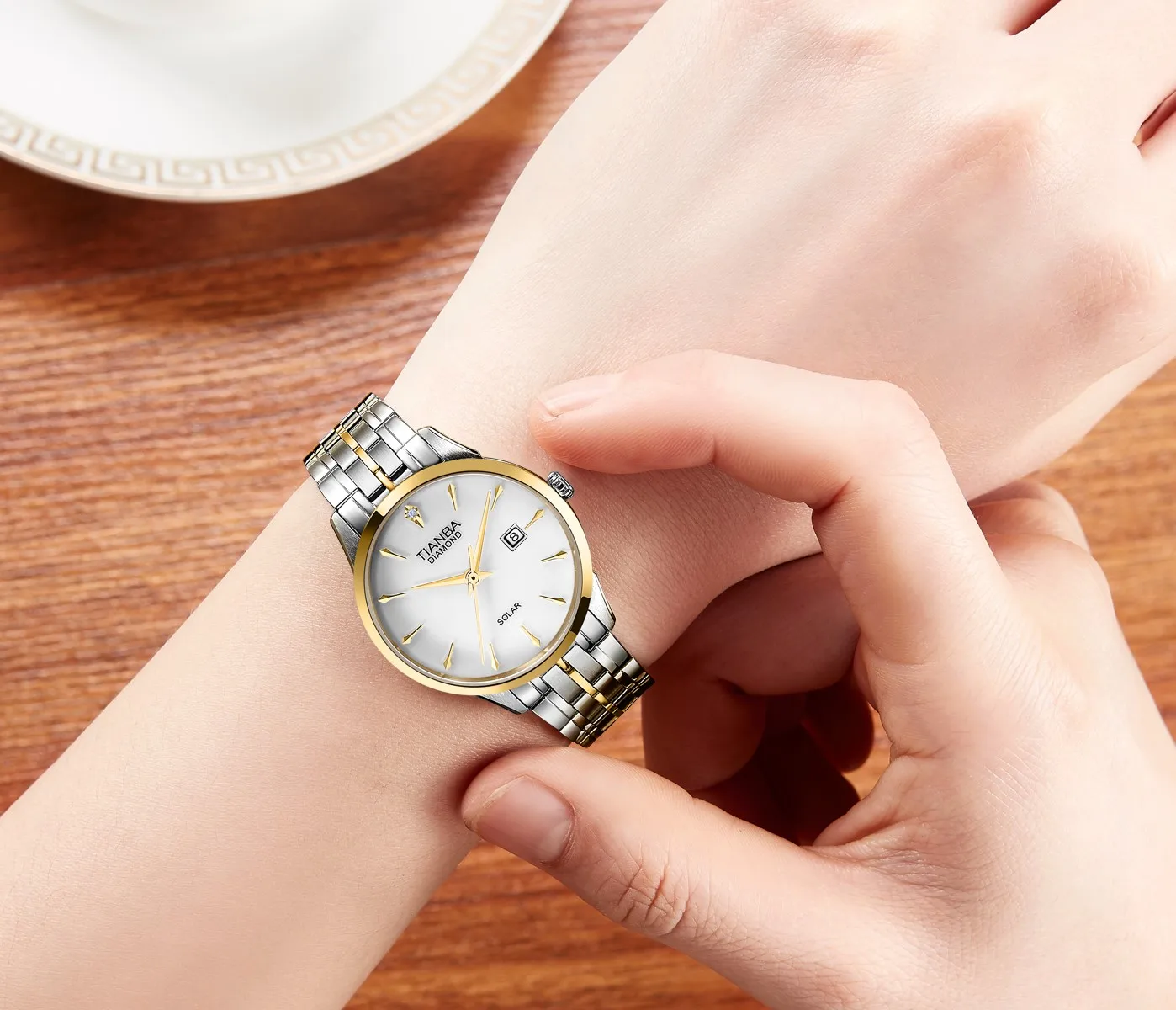 Женские кварцевые часы с календарём на стальном ремешке