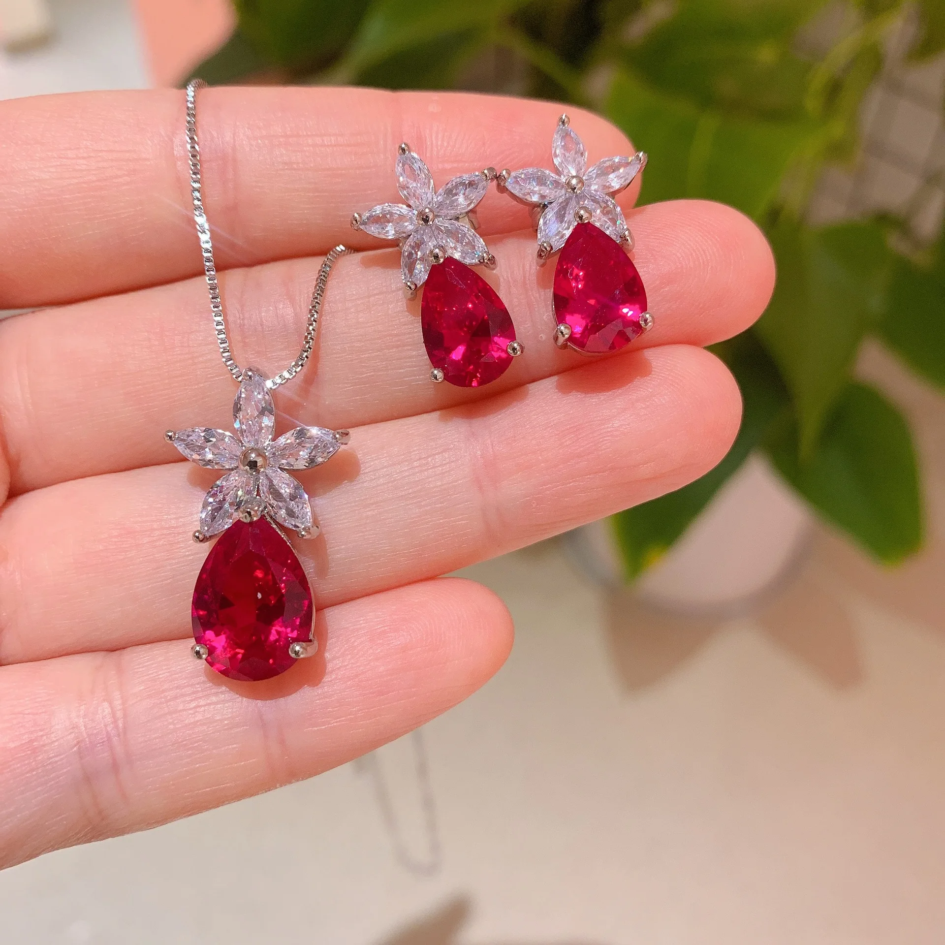 

Серьги-подвески из турмалина и серебра, с рубином