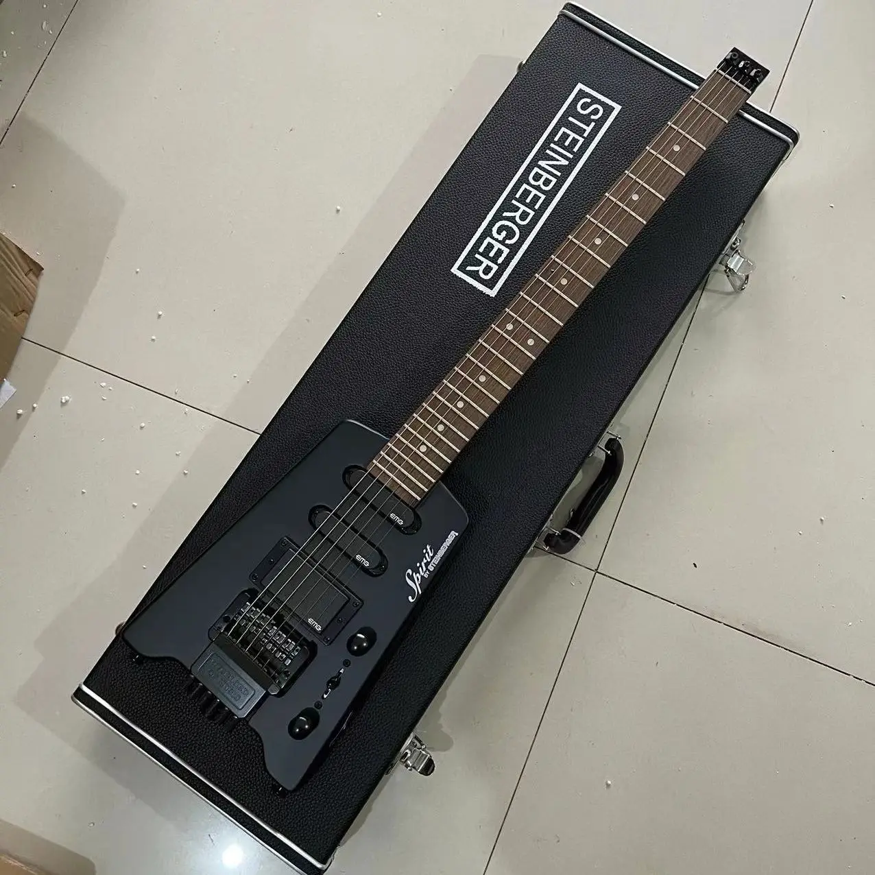 

STEINBERGER, Headless Electric Guitar, Mahogany Body, Rosewood Fingerboard, Satin Finish, Black Hardware, 6 Strings Guitarra