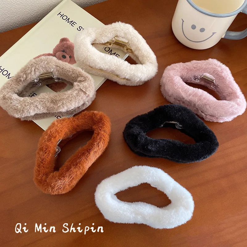 

2024 Autumn Winter Plush Cloud Grab Clip Women's Versatile Rabbit Hair Grab High Grade Hair Accessories Shark Clip Headwear