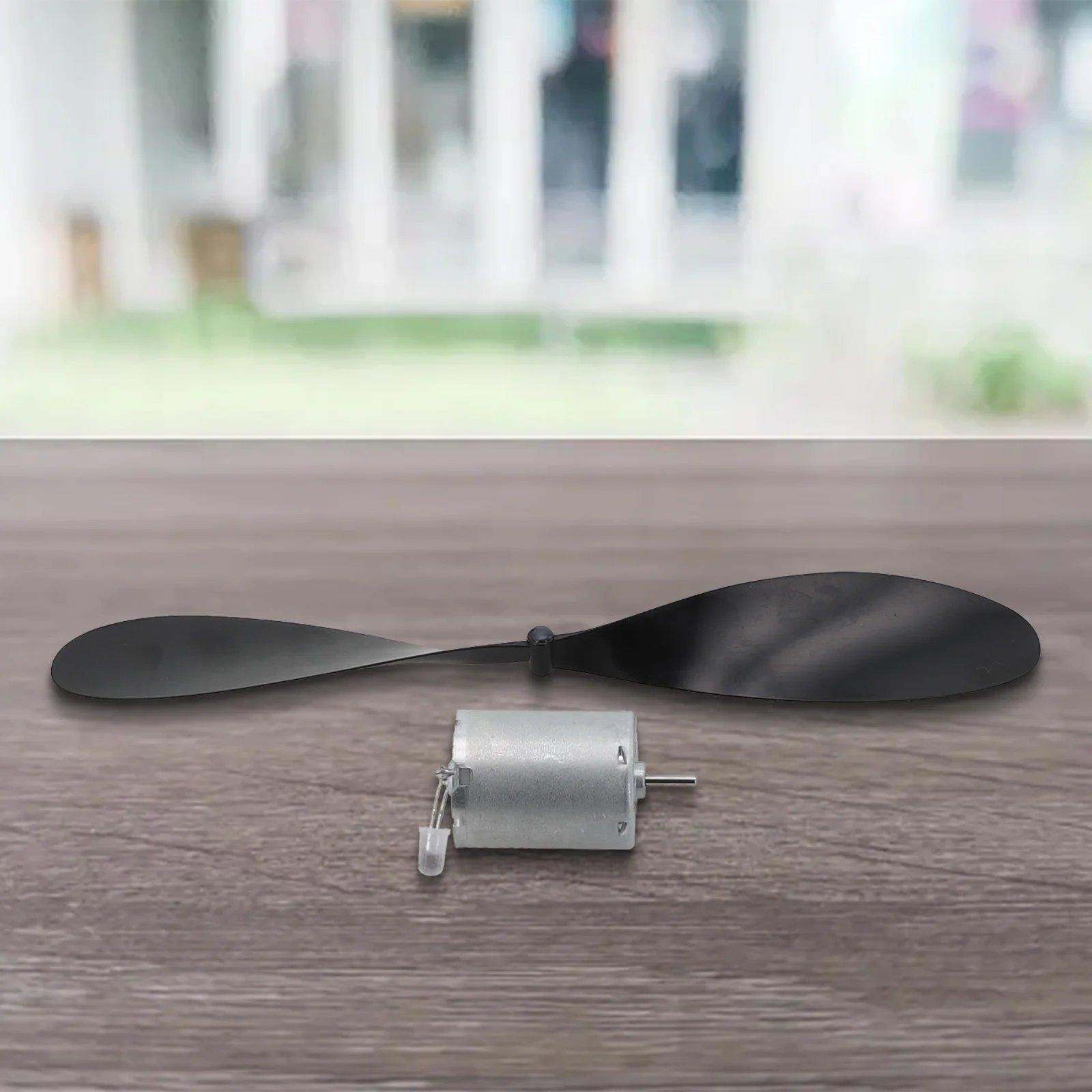 Прецизионный мини-двигатель ветряной турбины для образовательных целей. Руки по