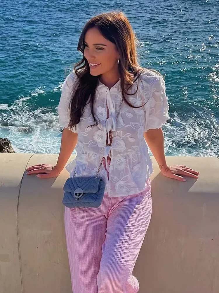 Женская блузка с цветочной вышивкой круглым вырезом и пышными рукавами