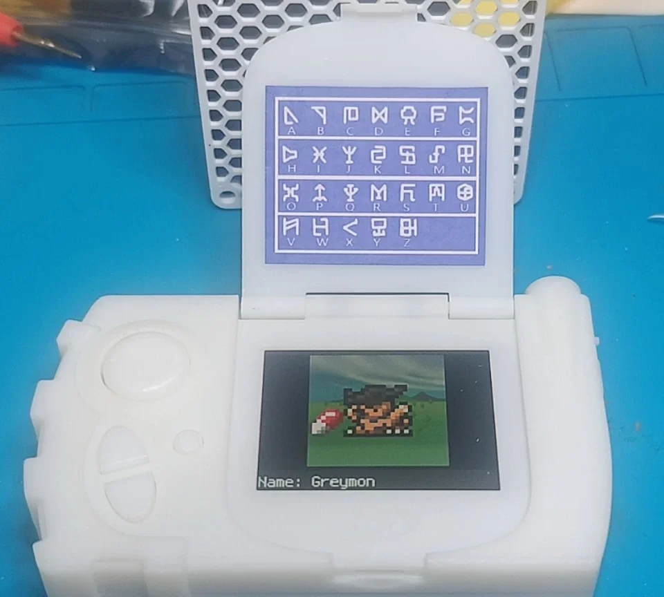 Фото Энциклопедия Digimon Pico Terminal DT (SLA Shell) - WiFiCom, онлайн-битвы, поддержка USB-C и Multi-Gen Pokedex №1