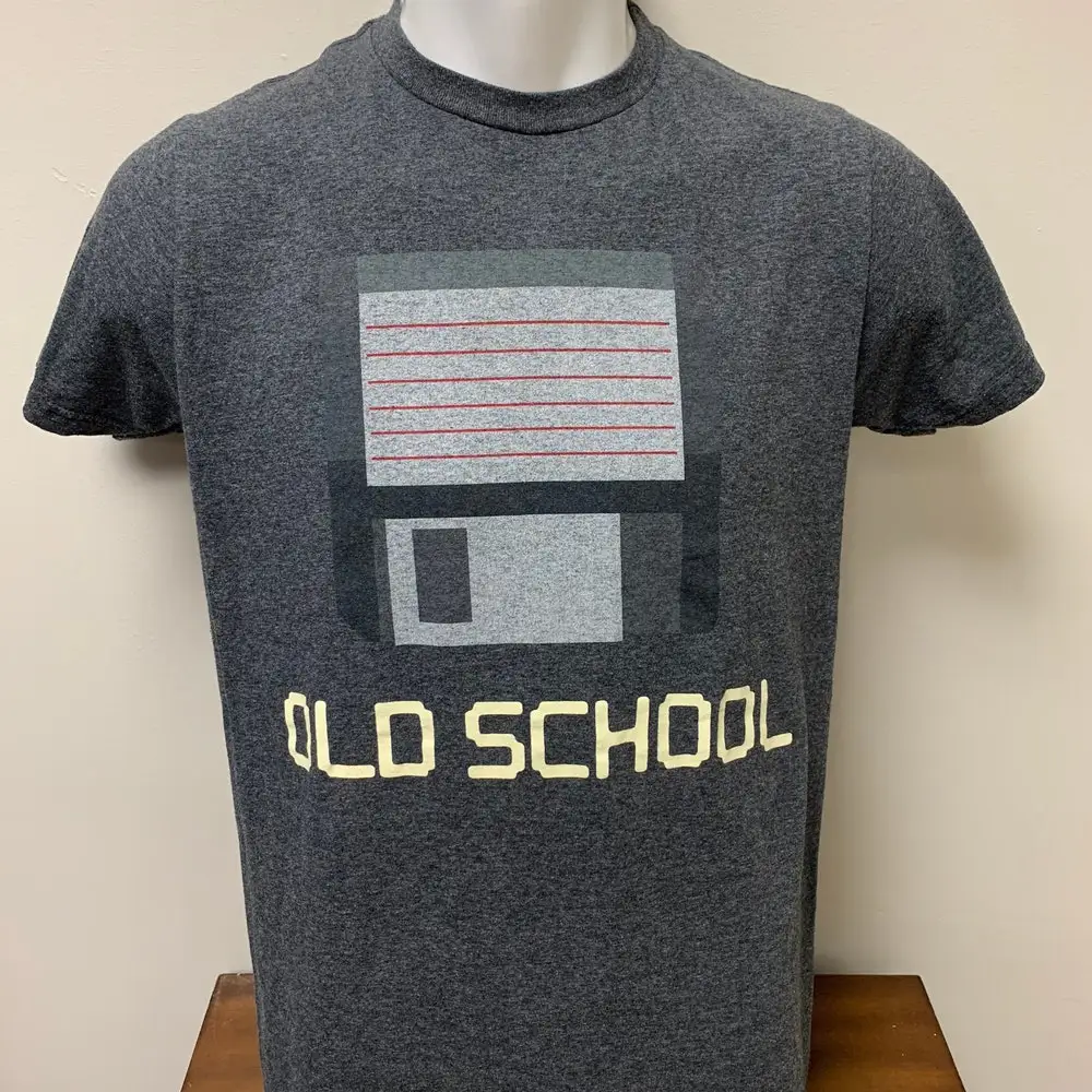 Мягкая маленькая футболка со старым школьным диском