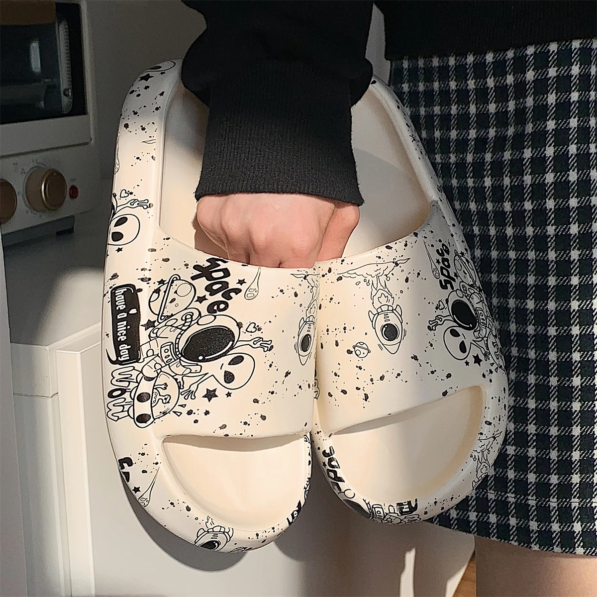 

New Couple Graffiti Adult Bedroom Slippers Deodorant Thick Bottom Beach Outdoor Slippers Men's Flip-flops Home Sleeping Shoes wo