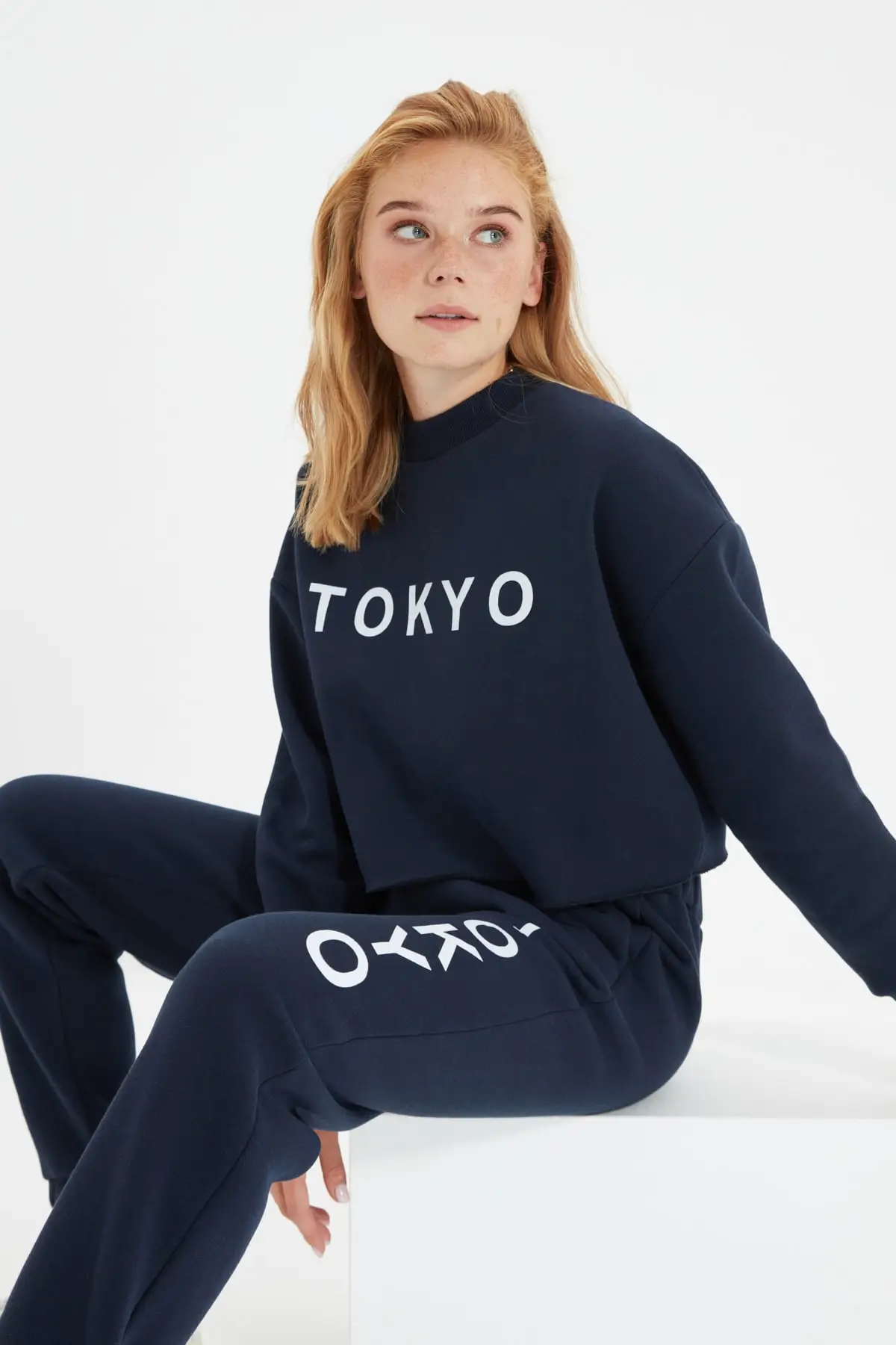 

Трикотажный свитшот с принтом Trendyol zardonlu TWOAW22SW0895