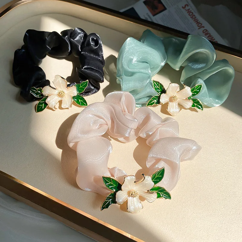 

Korean 2022 Summer New Trendy White Enamel Flower Cloth Scrunchies Elastic Hair Bands Accessories For Women Wholesale Jewelry