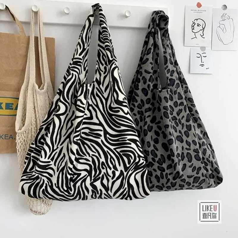 

2022 Original Lazy Style Corduroy Simple Shoulder Bag Large Capacity Korean Leisure Art Student School Bag Leopard Bag Hip-Hop