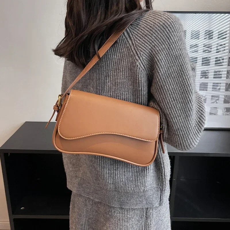 

Vintage Leather Crossbody Bags for Women 2023 Designer Female Small Flap Shoulder Underarm Bag Armpit Handbags and Purses