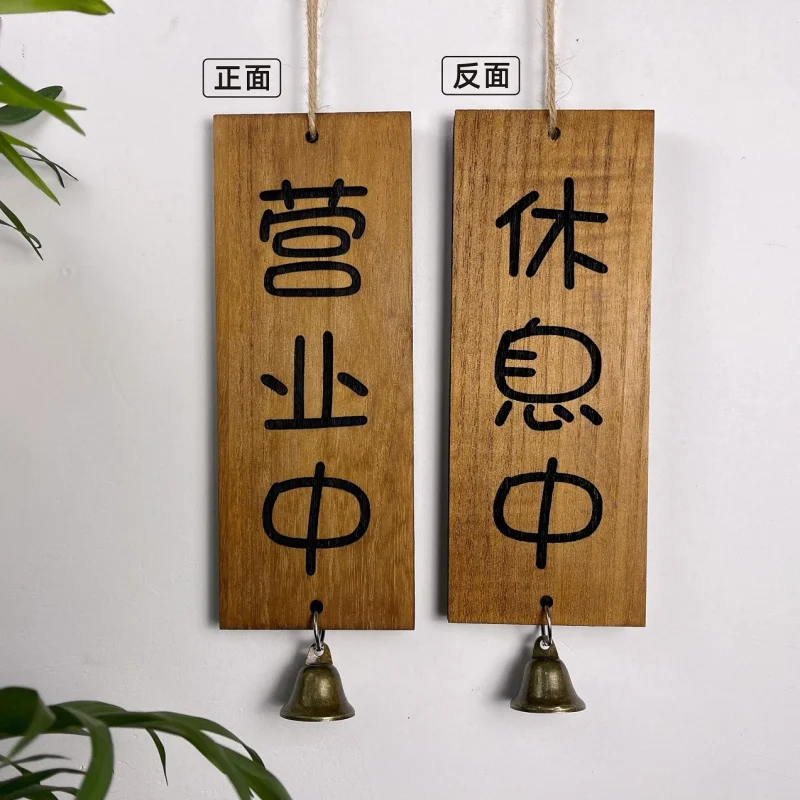 В магазине Листинг из цельного дерева открываются в отдых. Произдание двери дома