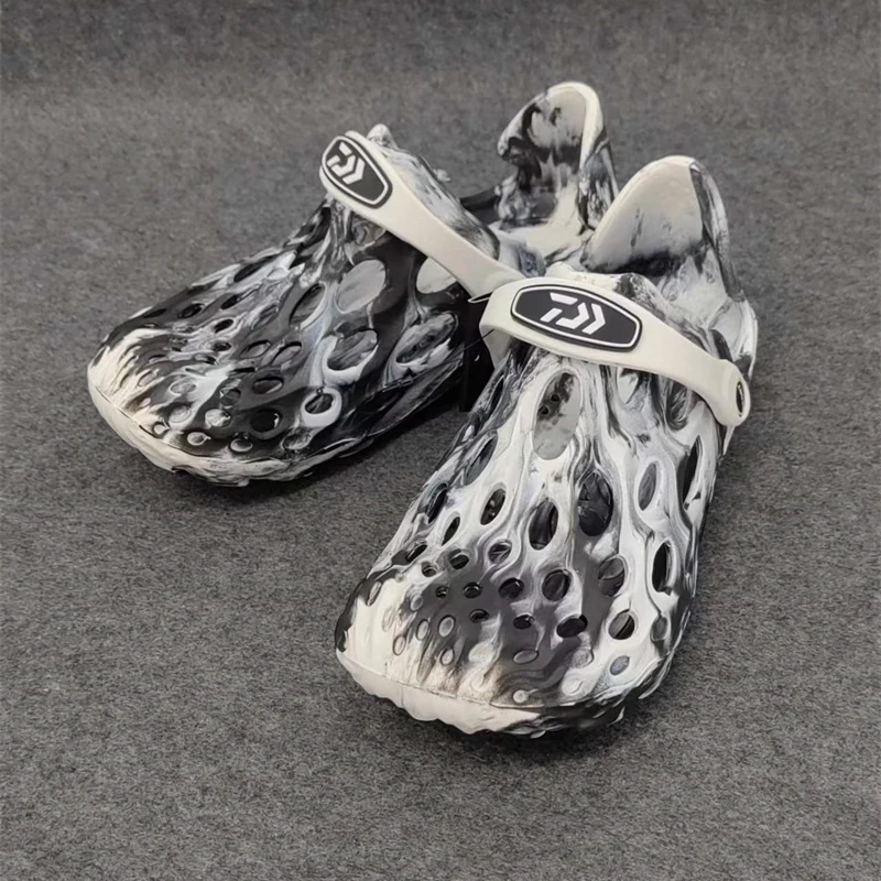 2022 Daiwa Sandals Men Summer Outdoor Beach Wading Shoes Quick Dry Wear Resistant Non-slip Hole Shoes Camouflage Fishing Sandals