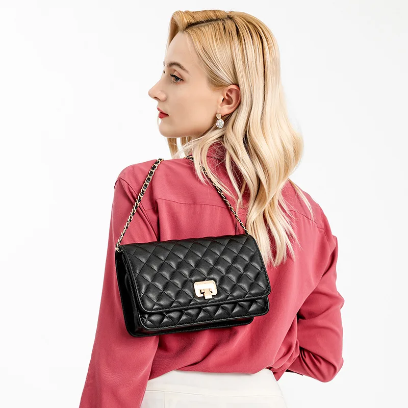 Классическая женская сумка-седло из ПУ кожи с замком и бриллиантами черно-белая