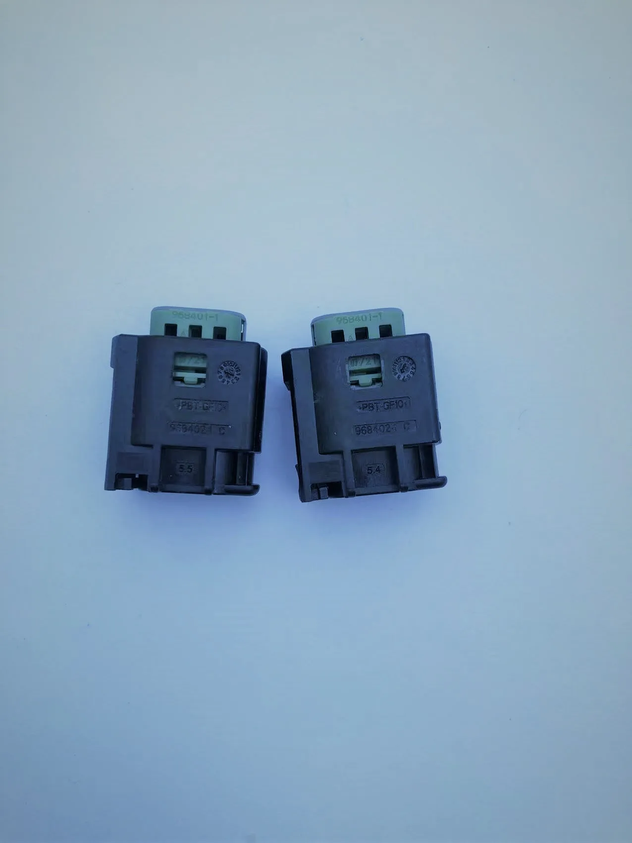 

200PCS 968402-1 Original connector come from TE 3P female shell