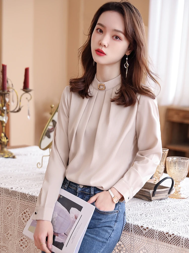 Блузка женская однотонная с воротником-стойкой длинным рукавом и оборками -