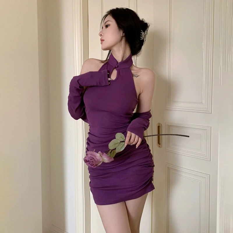 Женское облегающее платье с открытыми плечами и лямкой на шее