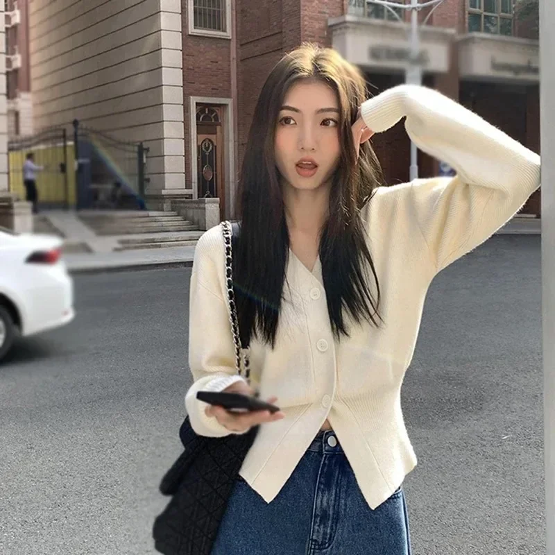 Женский трикотажный кардиган с V-образным вырезом