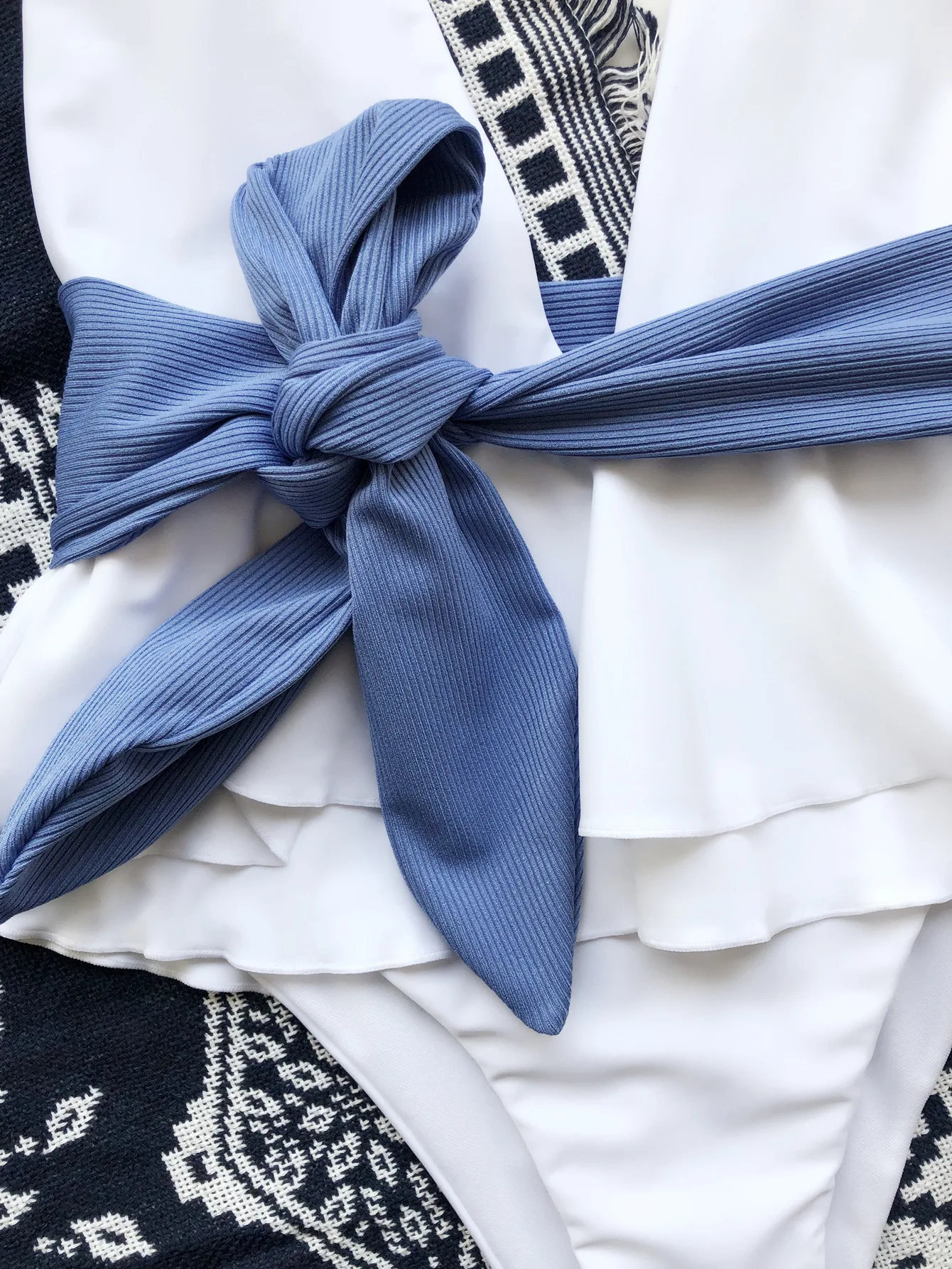 Женский слитный купальник с рюшами белый однотонный глубоким V-образным вырезом