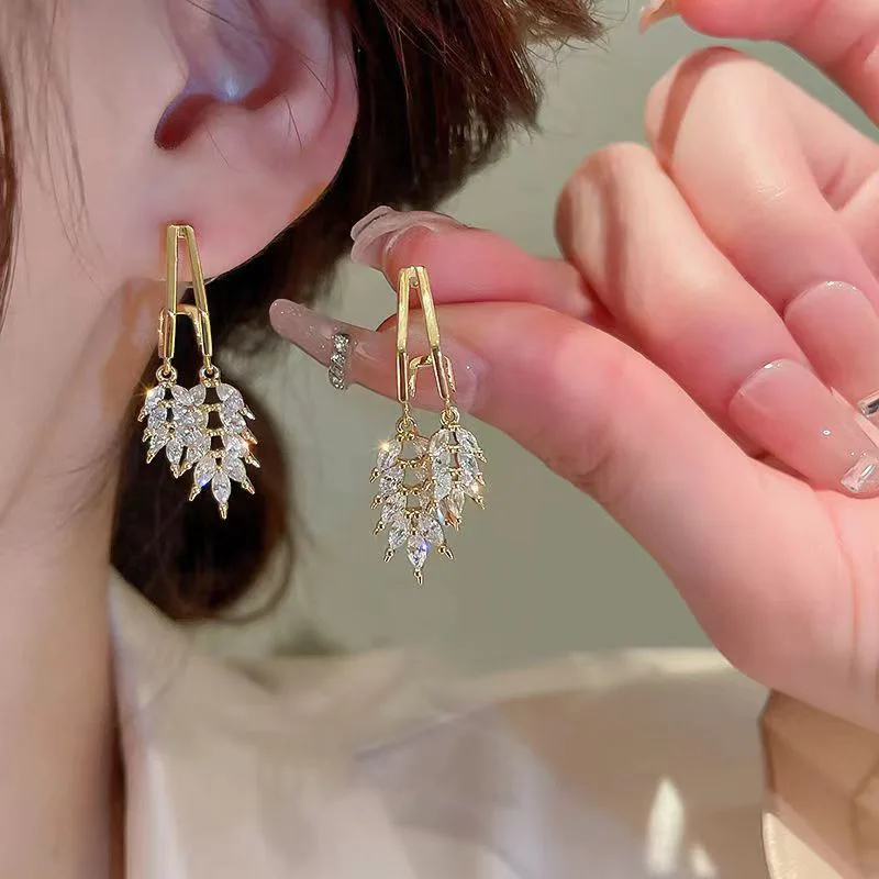 

Womens Earrings Fashion Micropavé Leaf Zircon Earrings for Women Elegant Exquisite Simple New Jewelry Earrings Green Crystal