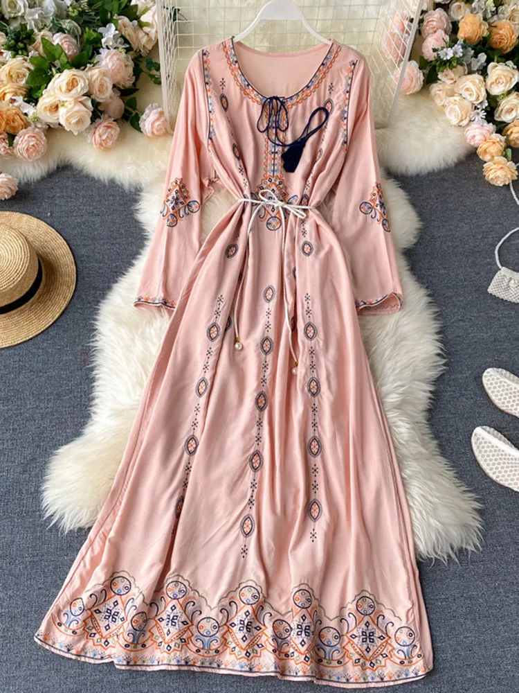 

Богемное женское льняное платье, длинное белое платье в этническом стиле, летнее праздничное платье Бохо с цветочной вышивкой, круглым вырезом и завязками на талии