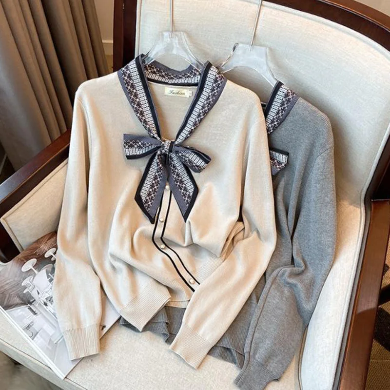 Женский трикотажный свитер с V-образным вырезом и длинным рукавом