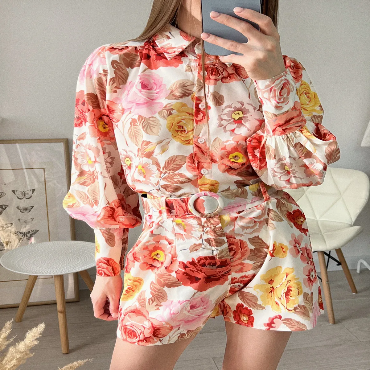 

Новинка 2022, женская рубашка с рукавами-фонариками в европейском и американском стиле, шорты на шнуровке с принтом в стиле ретро, костюм из дв...