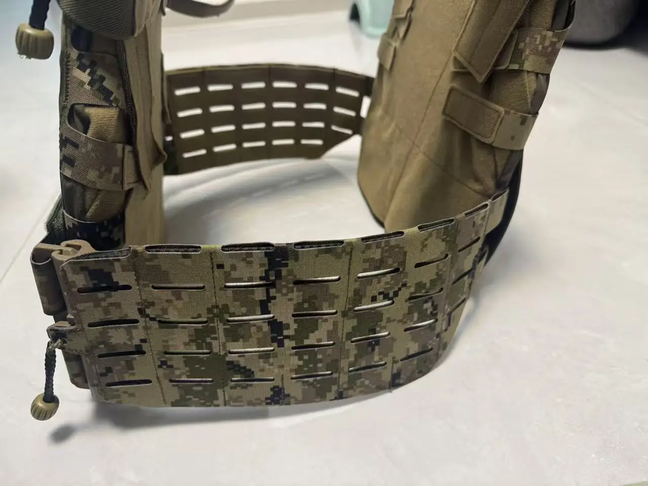 Фото Комплект жилетов Shaw SC ARC CADPAT Multi Terrain V2, изготовленный из композитной ткани 500D и 1000D, канадский вседорожный жилет с лазерной резкой. №3