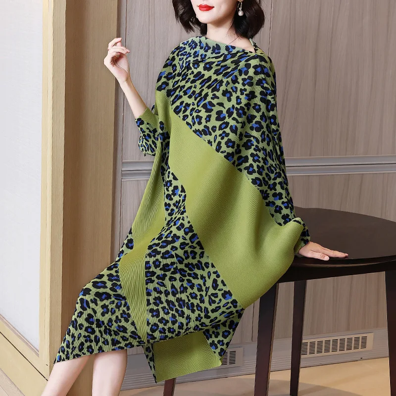 

High-End Pleated Niche French Dress Spring 2023 New Western Style Leopard Print Temperament Bat Sleeve Irregular Loose Women'S
