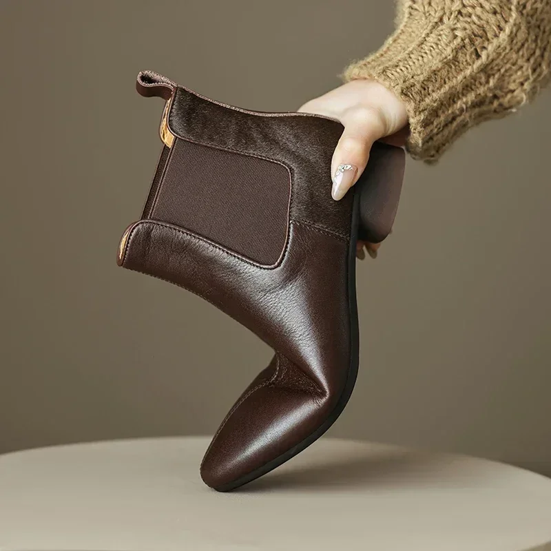 Универсальные короткие сапоги из мягкой воловьей кожи на низком каблуке с юбкой.