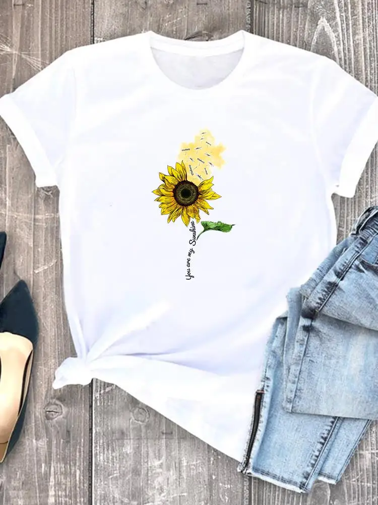 

Женская футболка с коротким рукавом и графическим принтом